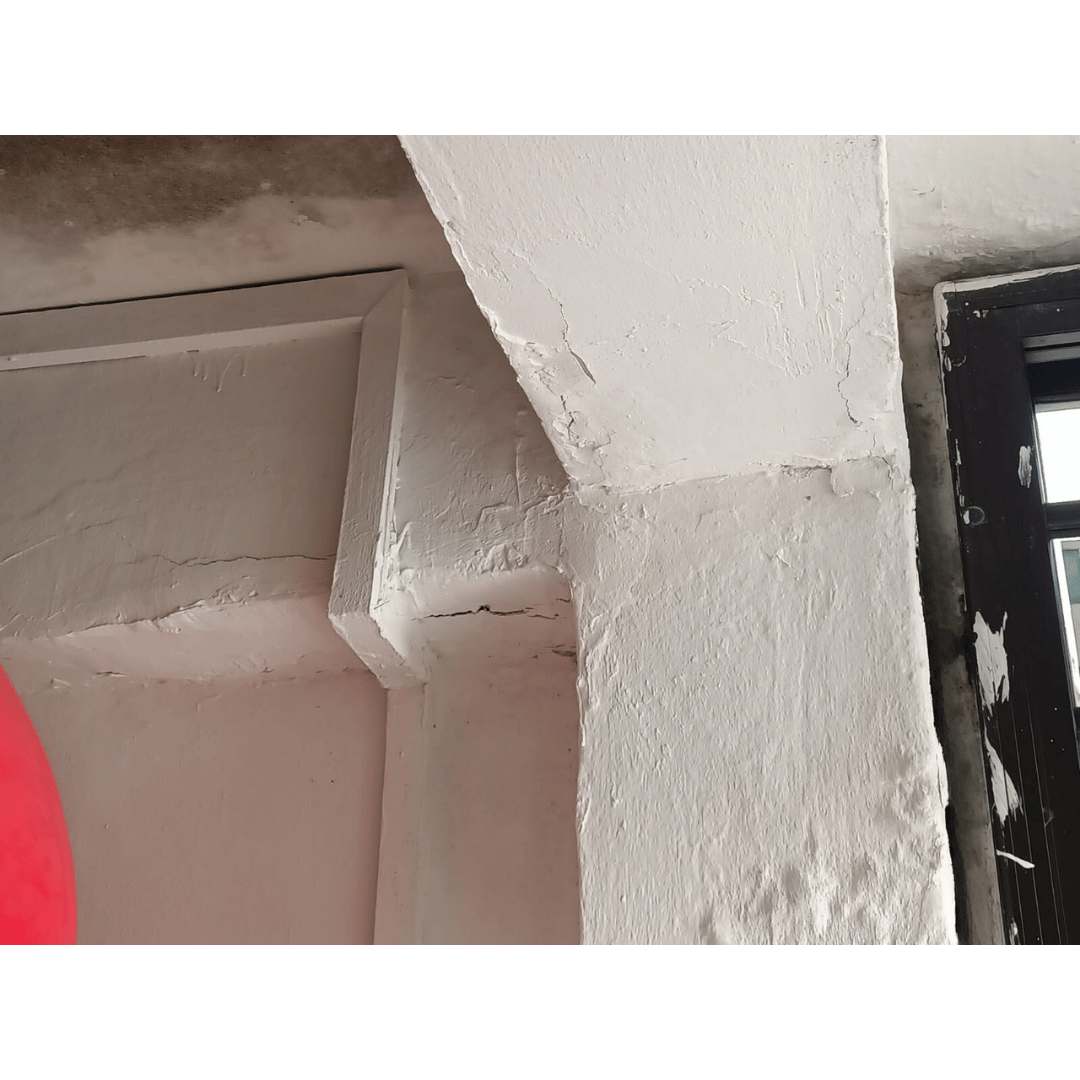 mouldy white ceiling pillar